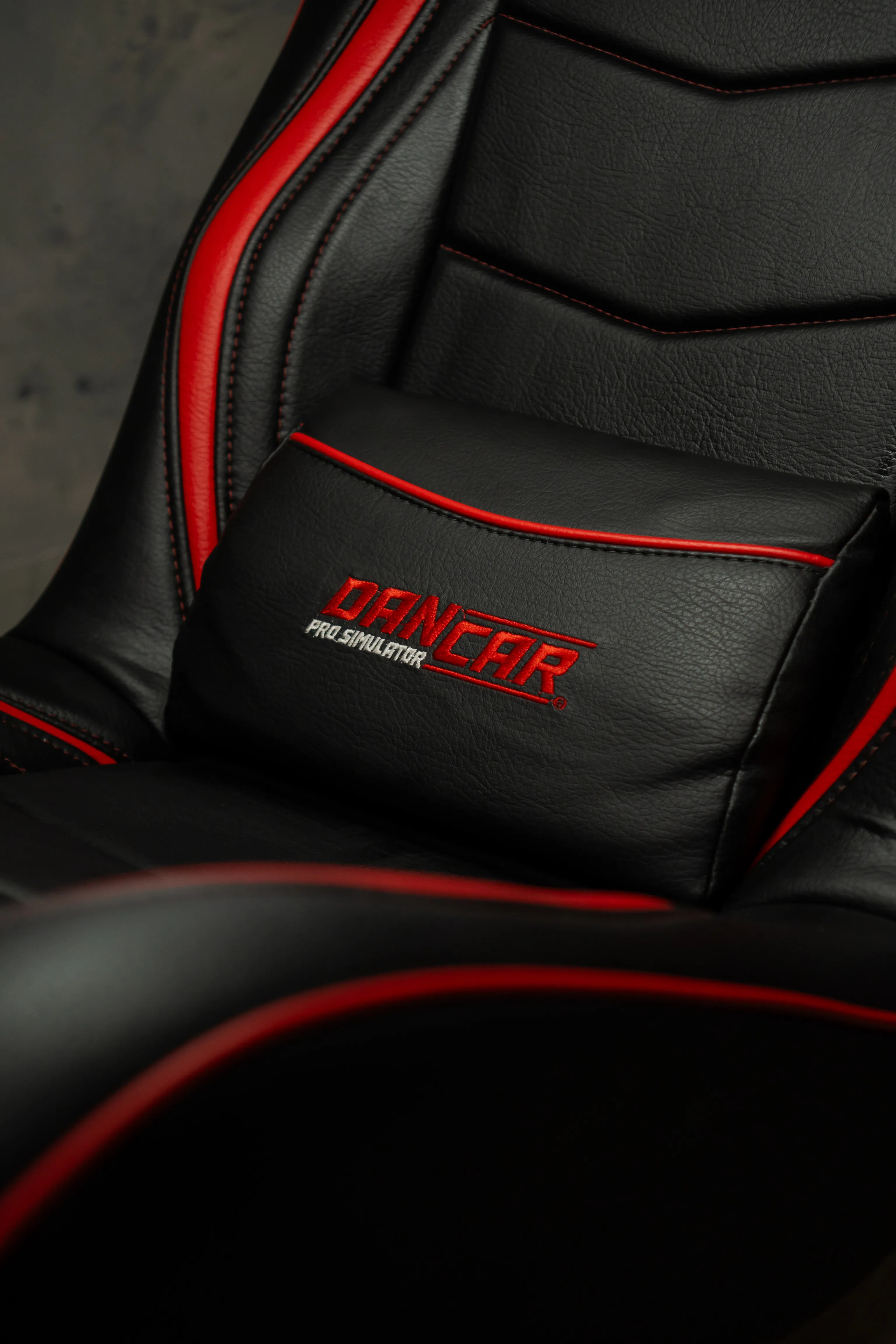 Detalle del asiento DancarPro con tapizado personalizado y costuras rojas